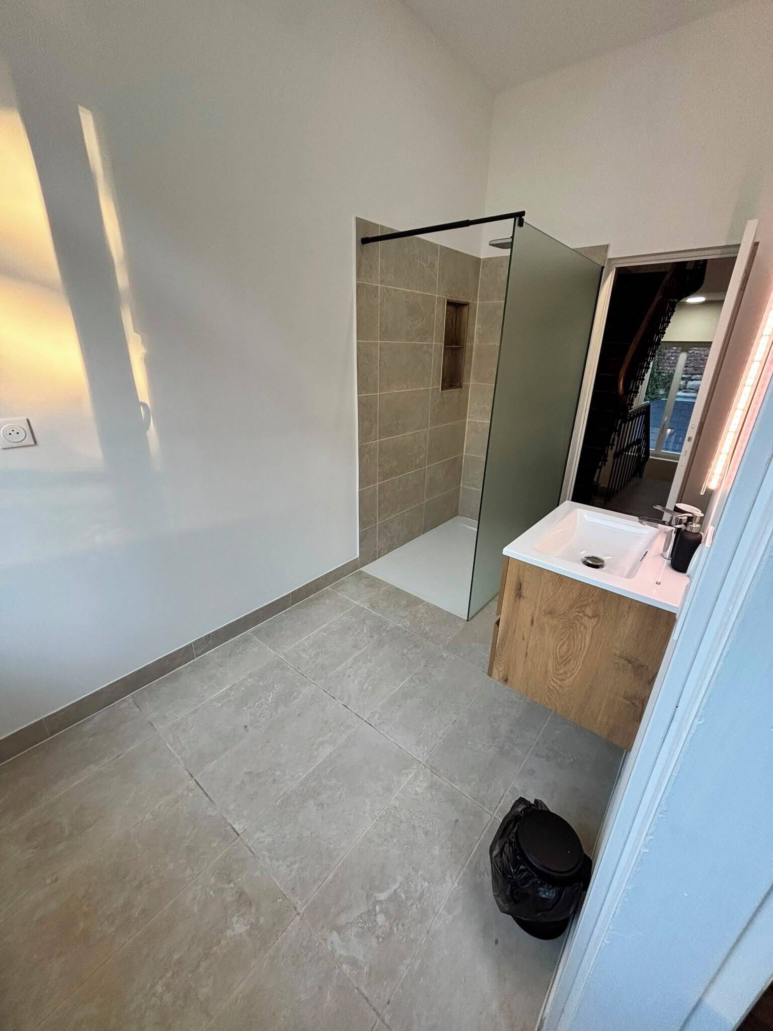 Douche, sèche-cheveux, serviettes fournies, savon