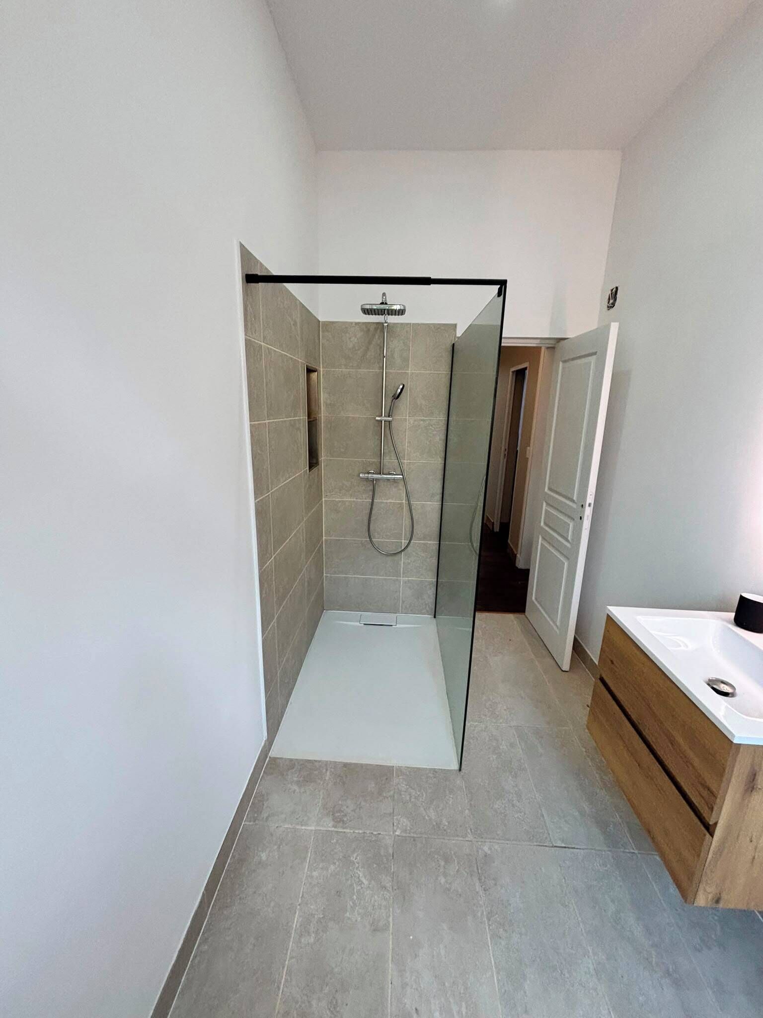 Een douche, een haardroger, handdoeken, zeep