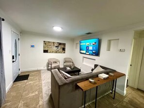 A living room with a sofa, two armchairs, a coffee table, and a flat-screen TV mounted on the wall. - Villa Roman - Welcome to this cozy home. (Tampa)