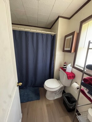 Bathroom - Peaceful 2-bedroom house with AC in charming Vulcan (Vulcan)