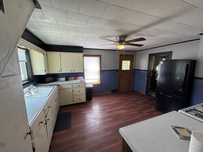 Private kitchen - Peaceful 2-bedroom house with AC in charming Vulcan (Vulcan)