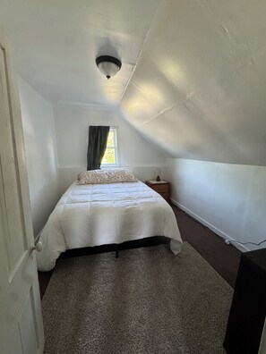 Room - Peaceful 2-bedroom house with AC in charming Vulcan (Vulcan)