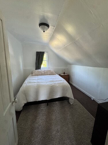 Peaceful 2-bedroom house with AC in charming Vulcan