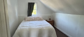 Peaceful 2-bedroom house with AC in charming Vulcan