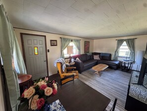 Living area - Peaceful 2-bedroom house with AC in charming Vulcan (Vulcan)