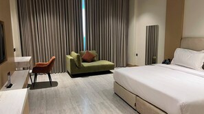 Desk, blackout drapes, iron/ironing board (on request), WiFi (free) - Best western centria (Riyadh)