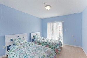 A bedroom with two beds, a window with blinds, and a ceiling light. - Turnkey 3BR/2BA Seasonal Rental - Gated Community Palm Grove at Tara Preserve (Bradenton)