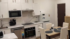 Private kitchen - Sleep4 NewVilla 1BR 2Bath Parking Near Parramatta (South Wentworthville)