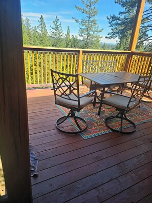 Outdoor dining - New built log home designed with elegance, charm and finish with 360 vi (Arnold)