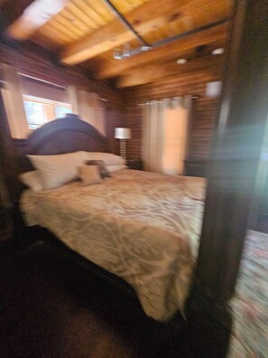 Iron/ironing board, WiFi, bed sheets - New built log home designed with elegance, charm and finish with 360 vi (Arnold)