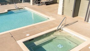En swimmingpool med et springbræt og et afsat område med lavt vand.