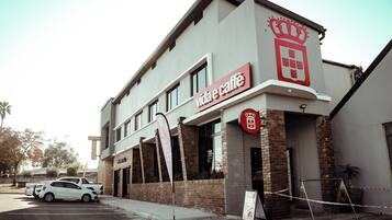 Un edificio con un letrero que dice 'Vida Cafe' y un letrero de 'Hotel' sobre la entrada.