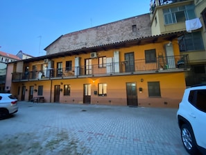 Exterior - Entire apartment, near the Nizza subway station, private parking. (Torino)