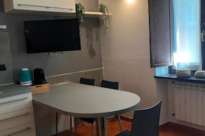 Dining - Entire apartment, near the Nizza subway station, private parking. (Torino)