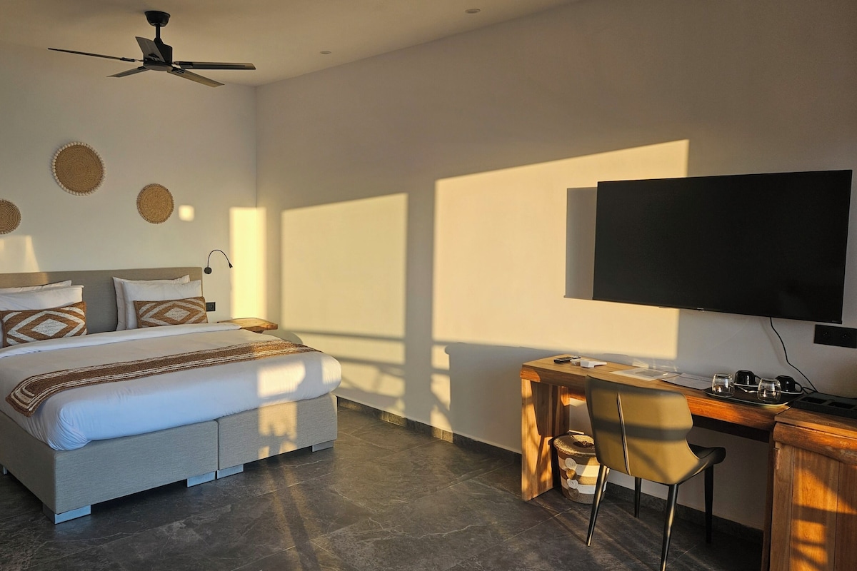 Deluxe tweepersoonskamer, uitzicht op zee | Luxe beddengoed, bedden met traagschuimmatrassen, een minibar