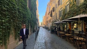 A cobblestone street with buildings on either side, a person walking, and outdoor seating at a cafe. - Monti Mood Design Apt - via Urbana - Rome (Rome)
