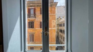 A window with a view of a building with multiple stories and balconies. - Monti Mood Design Apt - via Urbana - Rome (Rome)