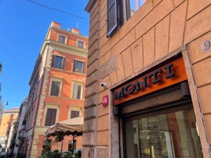 A building with a sign that reads 'MONTI' and a visible address 'VIA RINA 9'. - Monti Mood Design Apt - via Urbana - Rome (Rome)