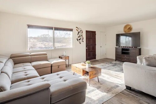 Stargazer Desert Oasis: Hot Tub, Giant Outdoor Movie Theater & Basketball Hoop