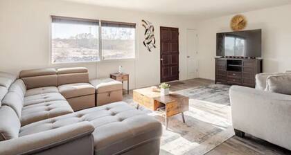 Stargazer Desert Oasis: Hot Tub, Giant Outdoor Movie Theater & Basketball Hoop