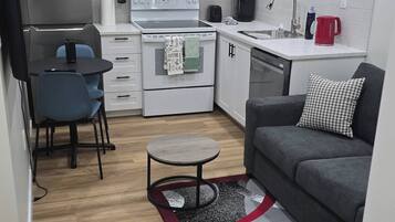 Room, 2 Bedrooms | Living room