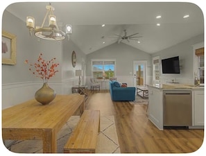 Living area - Pier of Peace-Fun•Fish•Food (Bay St. Louis)
