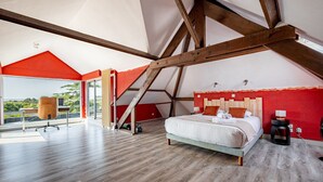 Geräumige Zeltdominierung mit einem großen Bett, einem Schreibtisch und Blick ins Freie.