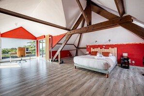 Geräumige Zeltdominierung mit einem großen Bett, einem Schreibtisch und Blick ins Freie.