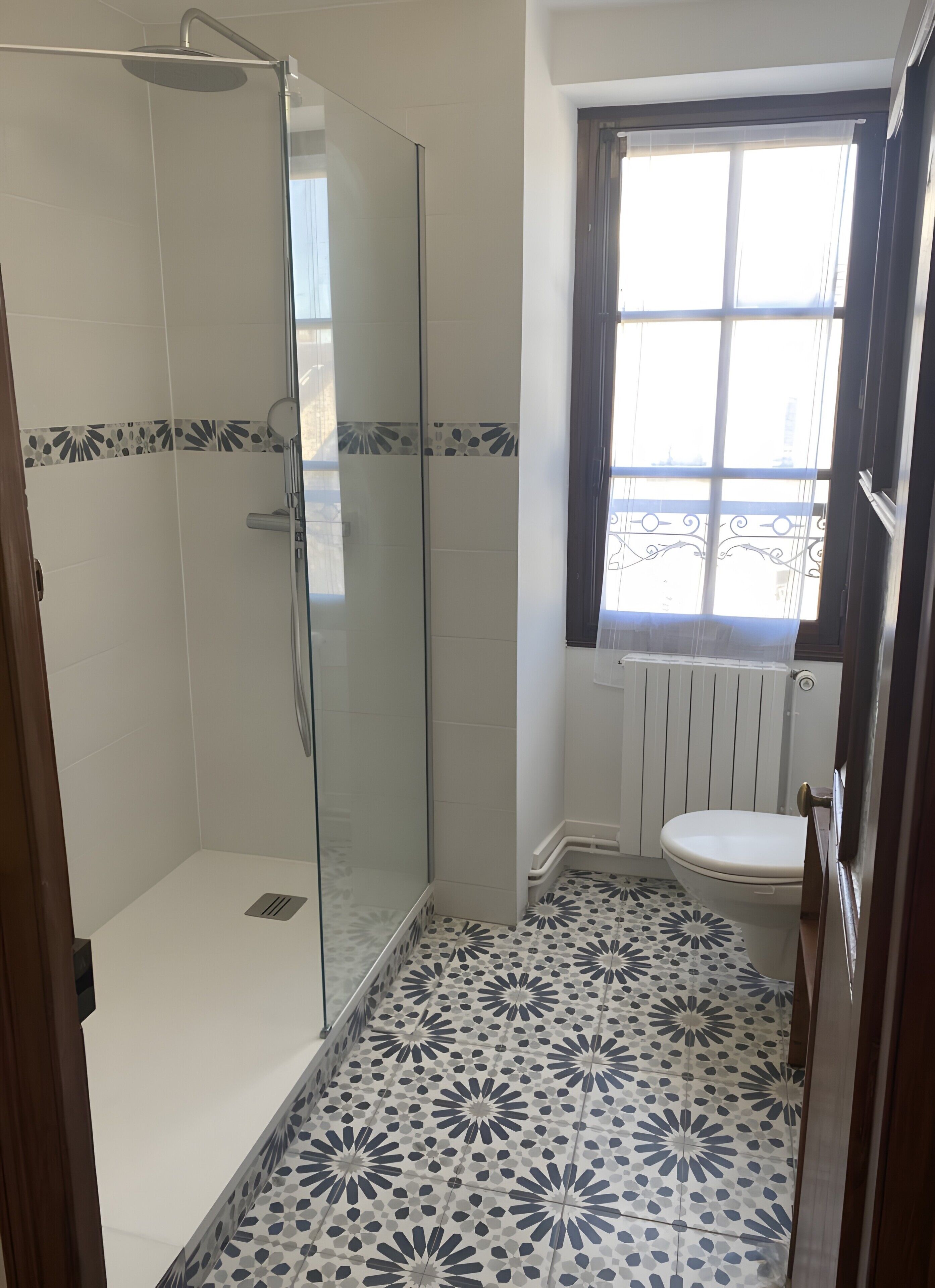 Douche, sèche-cheveux, serviettes fournies