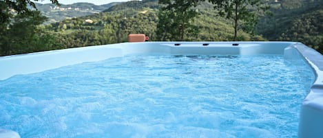 Tina de hidromasaje al aire libre