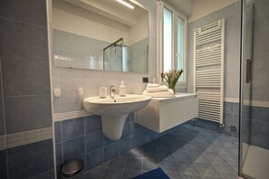 A modern bathroom with a sink, mirror, and towel rack. - B&B La Tana de Lupo – Double Room with Private Bathroom   (Savigno)