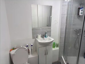 Buồng tắm vòi sen, khăn tắm 