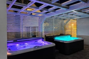 Ein Außenbereich mit Whirlpool, überdacht und mit Billardtisch.