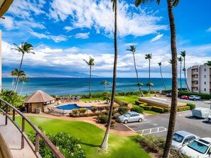 A resort with a pool, lounge chairs, and a view of the ocean. - Maalaea, Island Sands, Spacious 4 BR, Beachfront, Sleeps 12 (Wailuku)