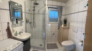 Shower, towels, soap, toilet paper - **** "Barbara Wolfsteiner" Vacation Rental (Steinalben)