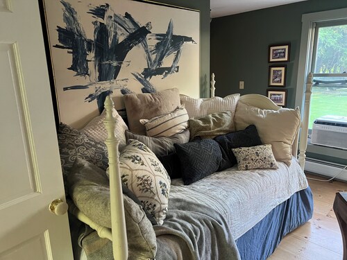 Cozy 3-bedroom lake cottage w/ Harry Potter dorm near Woodstock