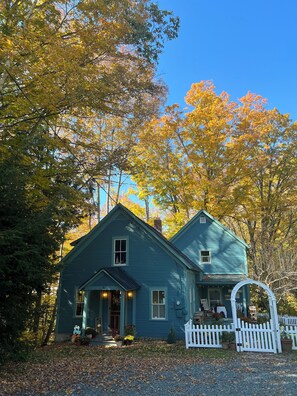 Unclassified image, 2 of 53, button - Cozy 3-bedroom lake cottage w/ Harry Potter dorm near Woodstock (Bethel)