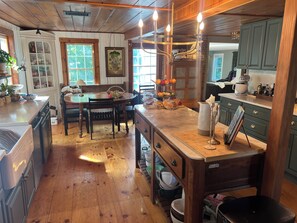 Unclassified image, 4 of 53, button - Cozy 3-bedroom lake cottage w/ Harry Potter dorm near Woodstock (Bethel)
