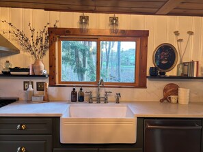 Unclassified image, 5 of 53, button - Cozy 3-bedroom lake cottage w/ Harry Potter dorm near Woodstock (Bethel)