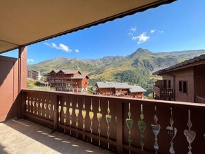 A balcony with a view of mountain houses and a clear sky. - Comfortable apartment with open view - 4 guests (Les Menuires)