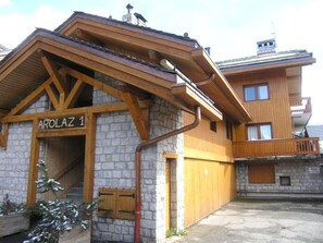 A building with a stone facade and wooden beams, labeled 'AROLAZ 1'. - Cozy apartment, pets welcome, near slopes - 5 guests (Méribel)
