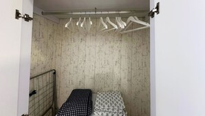 A small room with a bed, a radiator, and a clothes drying rack. - Central seaview studio with pool in Torremolinos (Torremolinos)