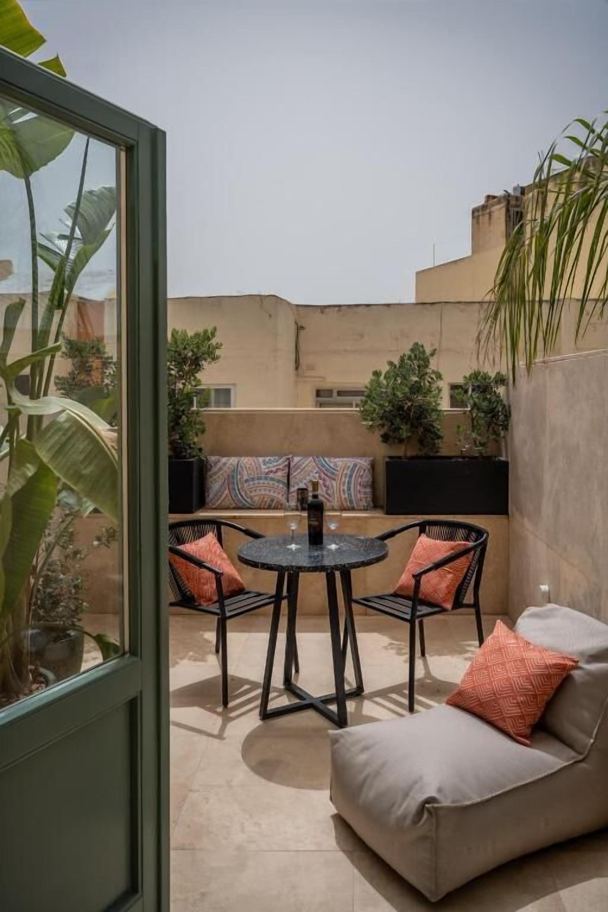 Deluxe Studio, Patio | Outdoor dining