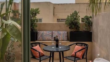 Deluxe Studio, Patio | Outdoor dining