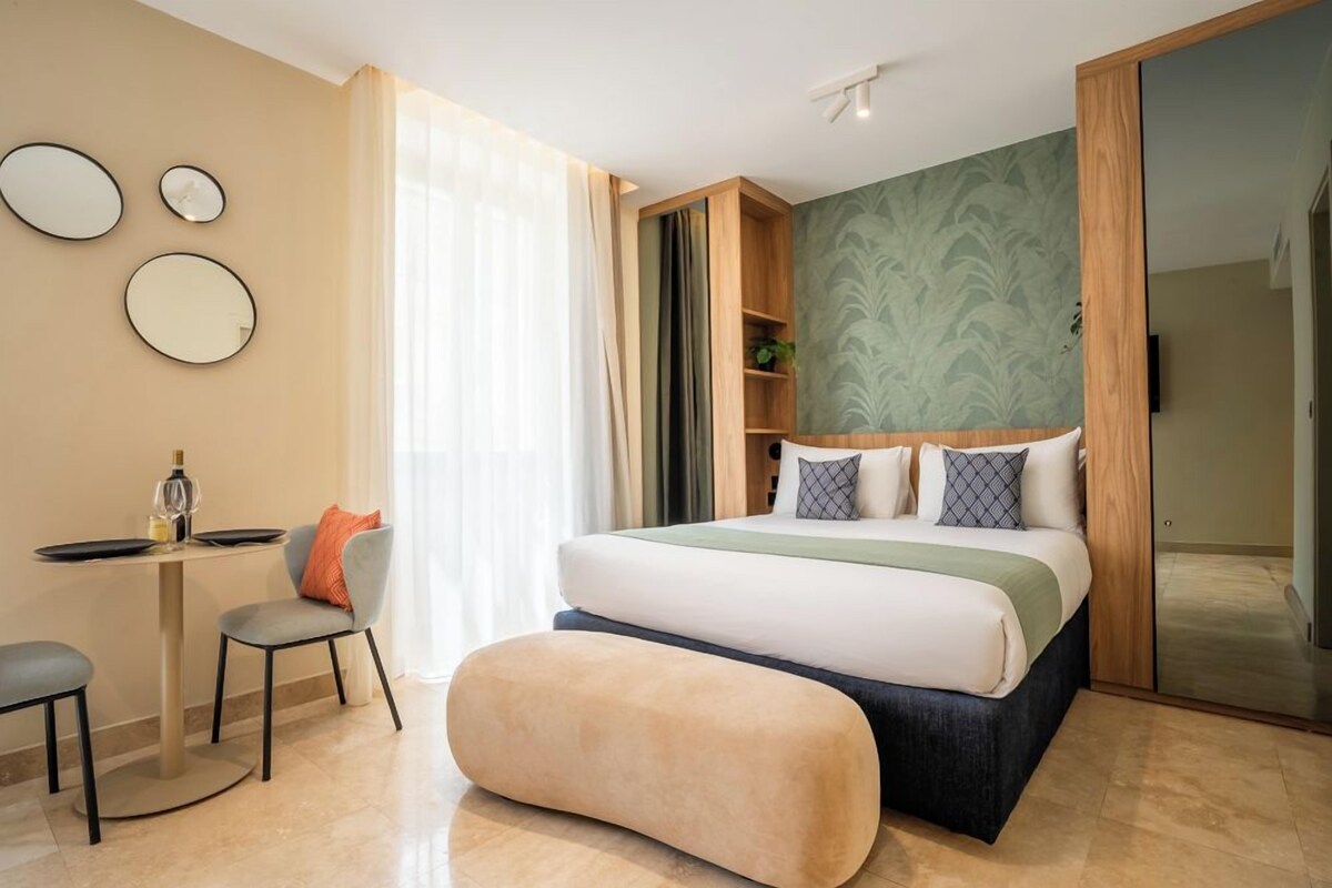 Quarto moderno com cama, escrivaninha e cadeira.