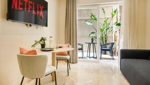 Deluxe-studio, patio | Oleskelualue