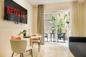 Studio Deluxe, patio | Aire de séjour
