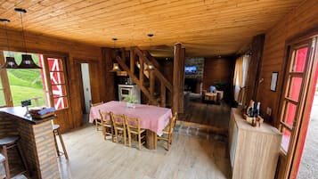 Family Cabin, 1 Bedroom, Fireplace, Lagoon View | Dining