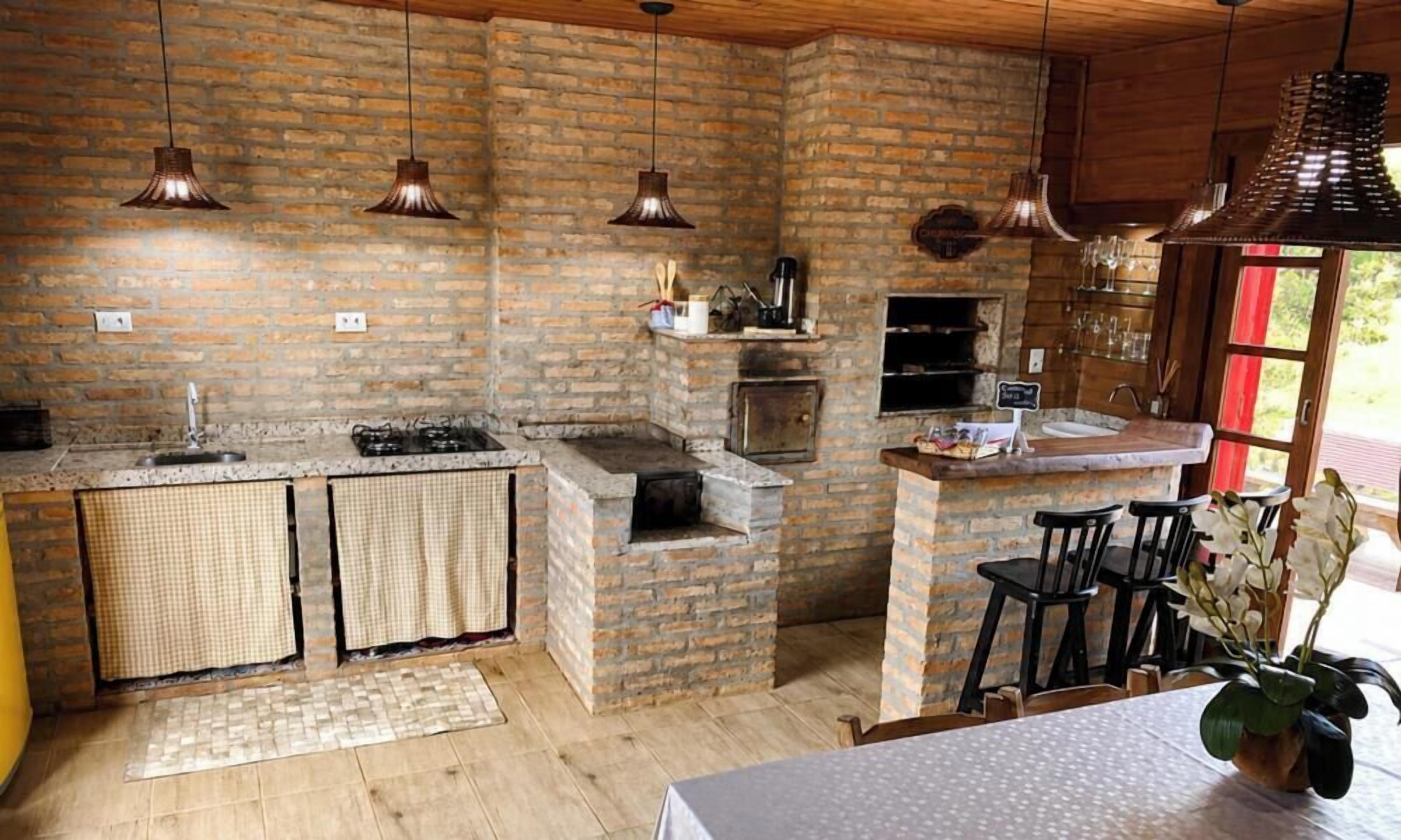 Cabana família, 1 quarto, lareira, vista para a lagoa | Cozinha privada | Geladeira, micro-ondas, talheres/pratos/utensílios de cozinha