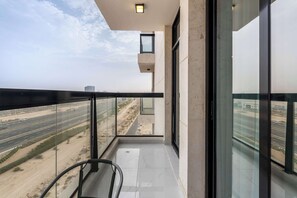 En balkon med udsigt over en motorvej og et ørkenlandskab.